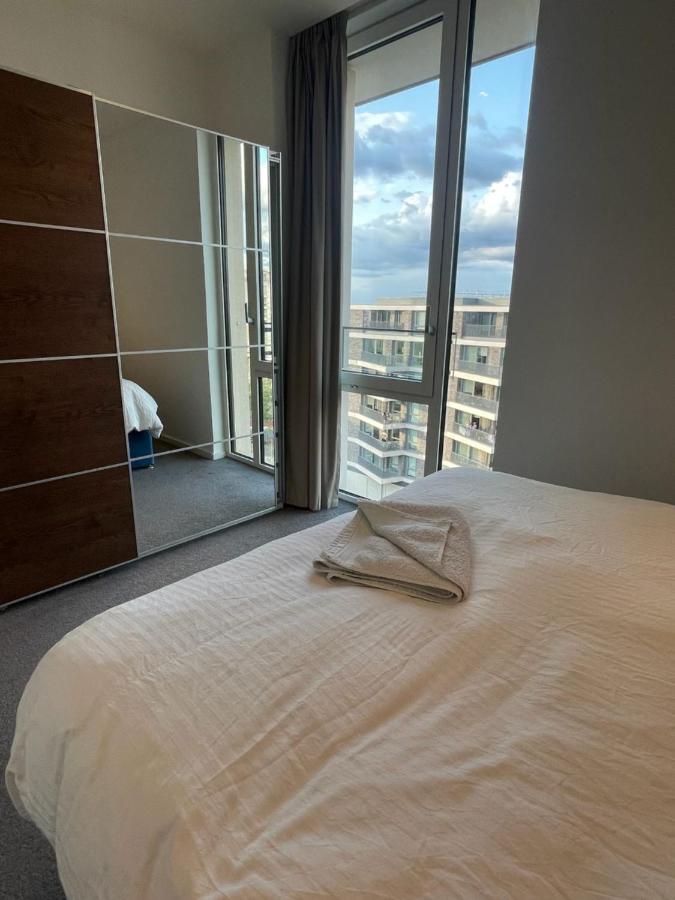 Luxury En-Suite Room Olympic Village In Shared Apartment ロンドン エクステリア 写真